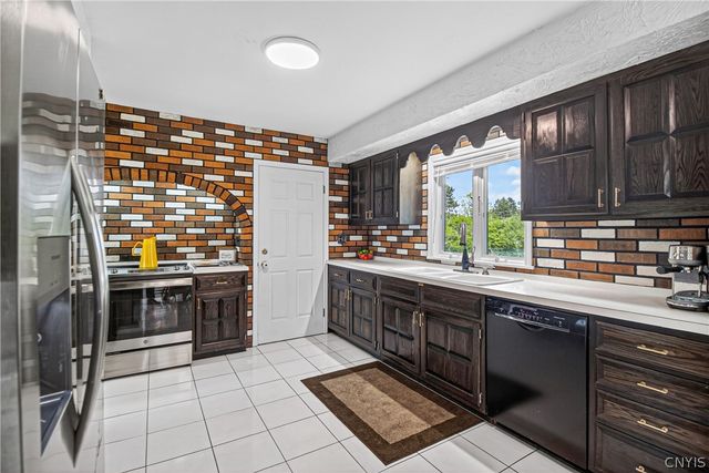 308 Washington Dr, New Hartford, NY 13413