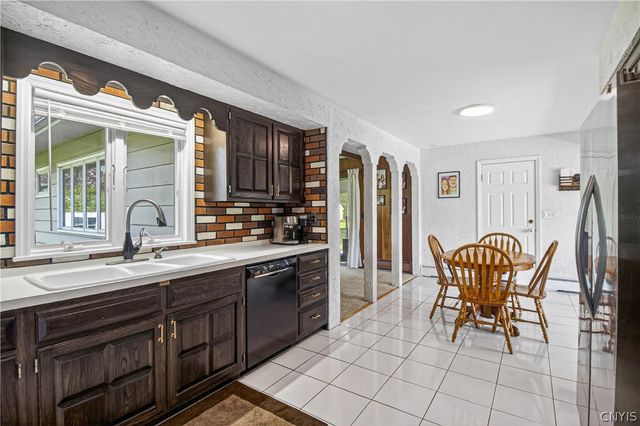 308 Washington Dr, New Hartford, NY 13413
