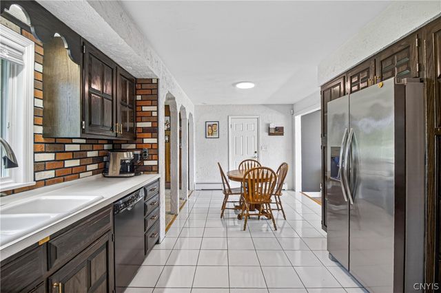 308 Washington Dr, New Hartford, NY 13413