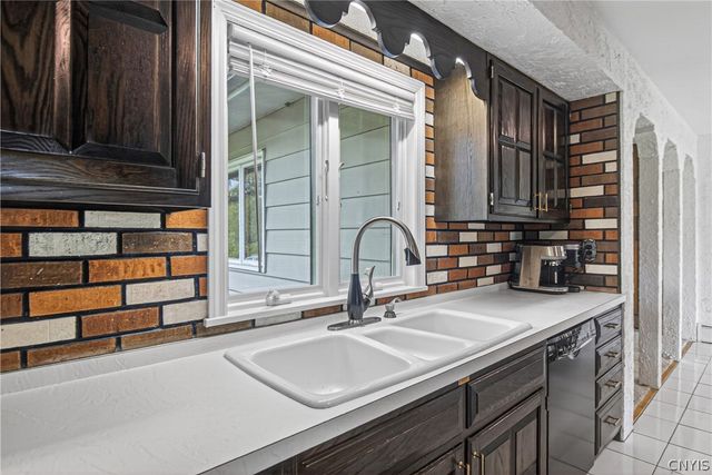 308 Washington Dr, New Hartford, NY 13413