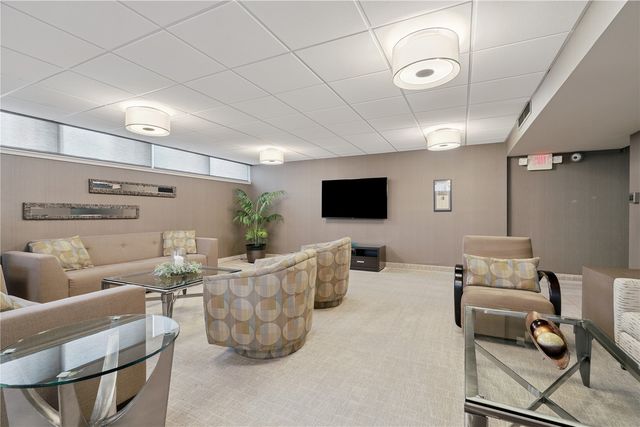 2222 1st Avenue NE 305, Cedar Rapids, IA 52402