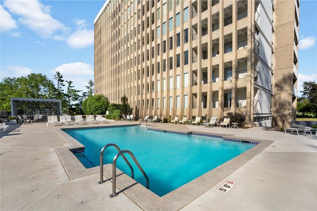 2222 1st Avenue NE 305, Cedar Rapids, IA 52402