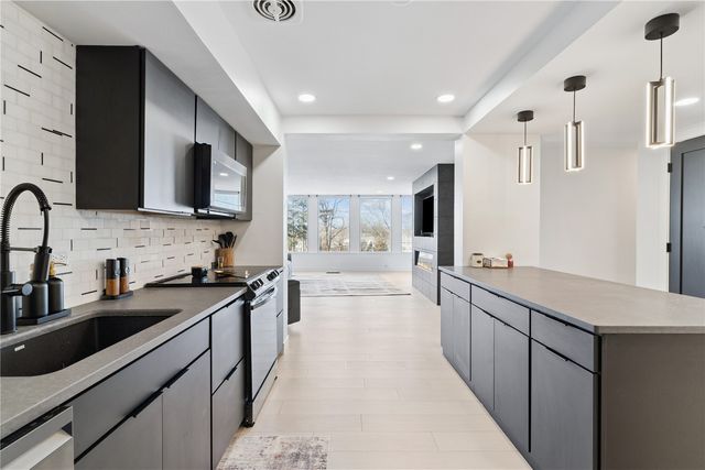 2222 1st Avenue NE 305, Cedar Rapids, IA 52402