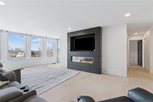 2222 1st Avenue NE 305, Cedar Rapids, IA 52402