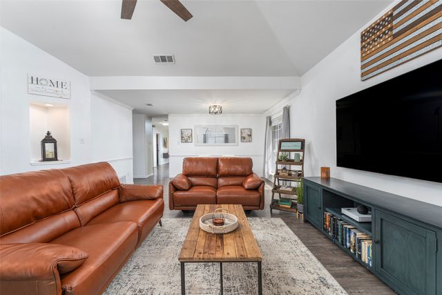 2802 Garden Oaks Place, Grand Prairie, TX 75052