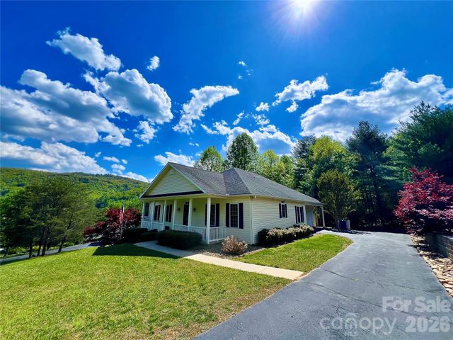 7 Curtis Drive, Hendersonville, NC 28739