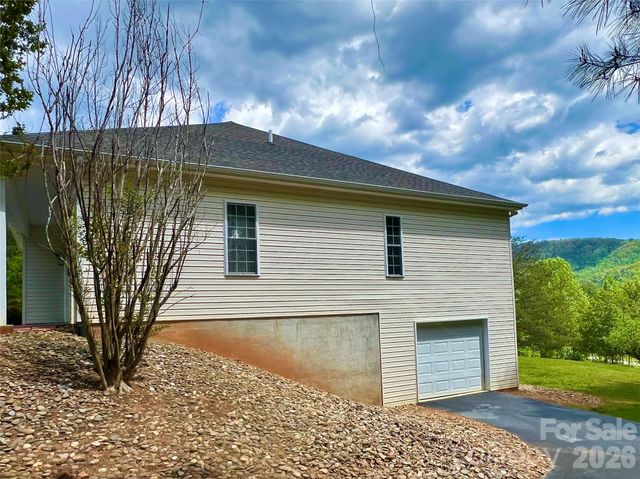 7 Curtis Drive, Hendersonville, NC 28739