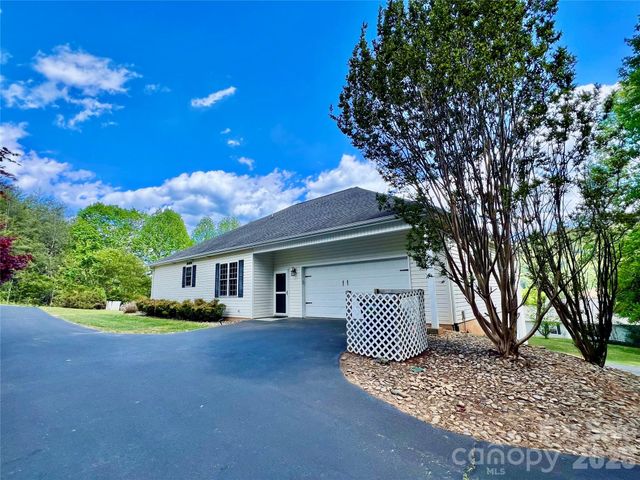7 Curtis Drive, Hendersonville, NC 28739