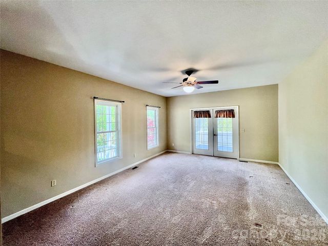 7 Curtis Drive, Hendersonville, NC 28739