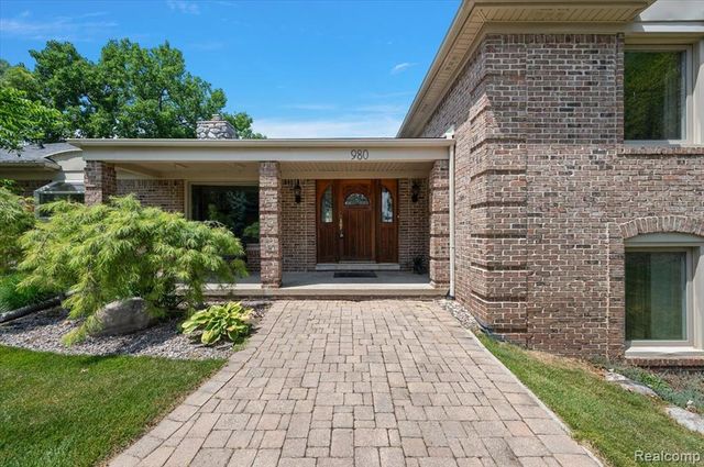 980 Sandhurst Road, Bloomfield Hills, MI 48302