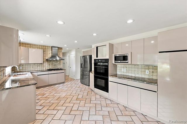 980 Sandhurst Road, Bloomfield Hills, MI 48302