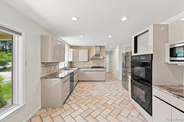 980 Sandhurst Road, Bloomfield Hills, MI 48302