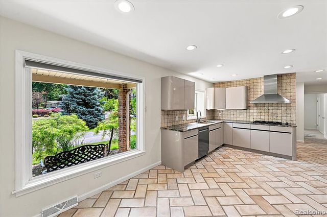 980 Sandhurst Road, Bloomfield Hills, MI 48302