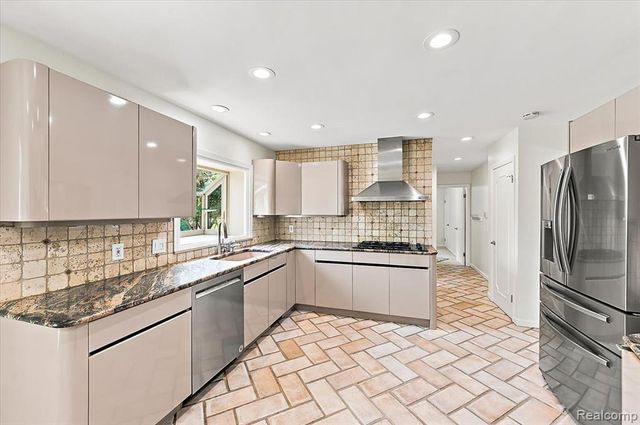 980 Sandhurst Road, Bloomfield Hills, MI 48302