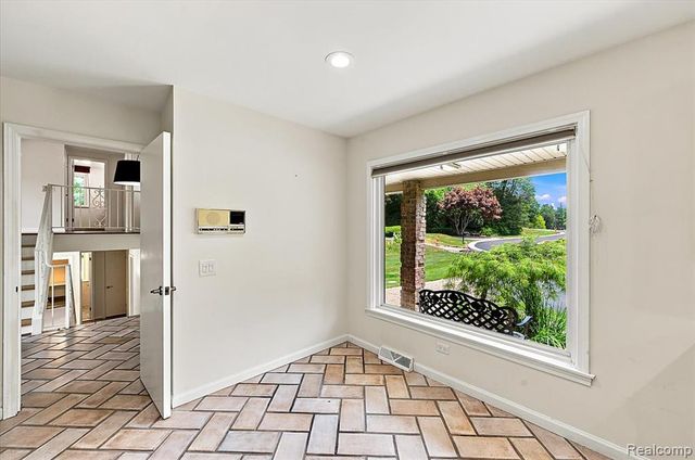 980 Sandhurst Road, Bloomfield Hills, MI 48302