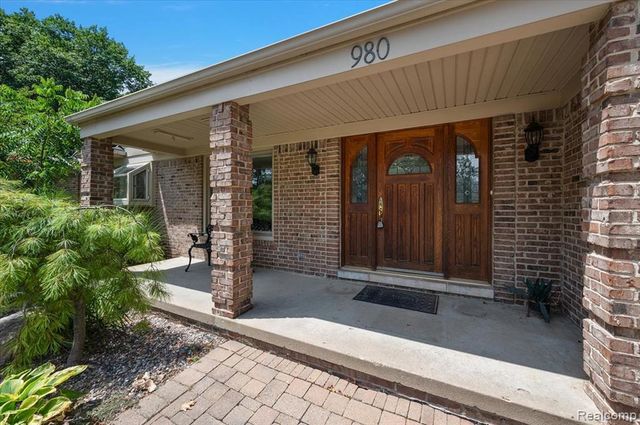 980 Sandhurst Road, Bloomfield Hills, MI 48302