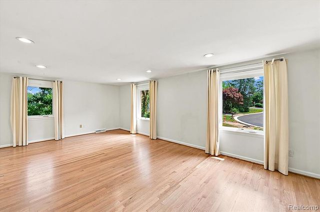 980 Sandhurst Road, Bloomfield Hills, MI 48302