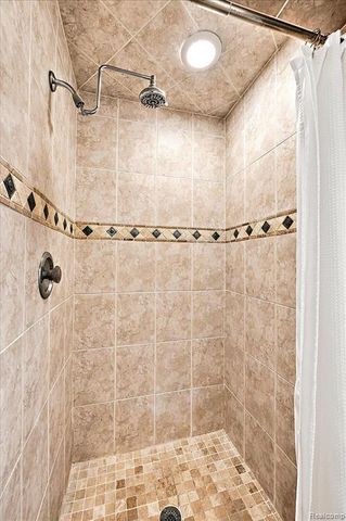 980 Sandhurst Road, Bloomfield Hills, MI 48302