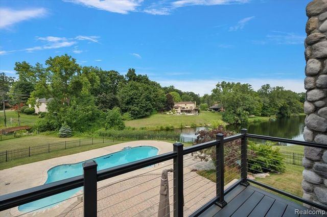 980 Sandhurst Road, Bloomfield Hills, MI 48302