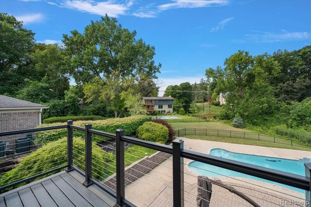 980 Sandhurst Road, Bloomfield Hills, MI 48302