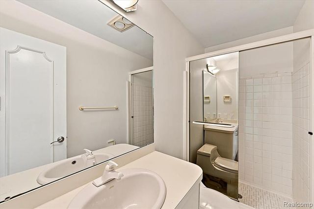 980 Sandhurst Road, Bloomfield Hills, MI 48302