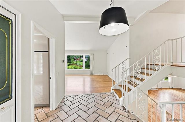 980 Sandhurst Road, Bloomfield Hills, MI 48302