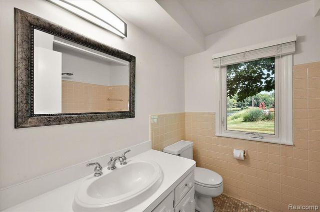 980 Sandhurst Road, Bloomfield Hills, MI 48302