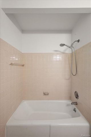 980 Sandhurst Road, Bloomfield Hills, MI 48302