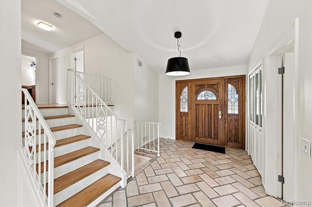 980 Sandhurst Road, Bloomfield Hills, MI 48302