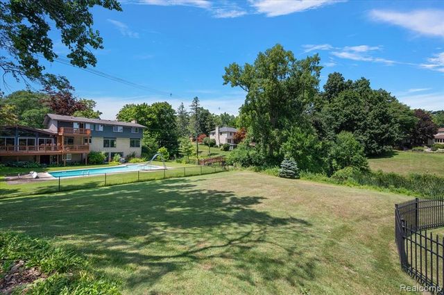 980 Sandhurst Road, Bloomfield Hills, MI 48302