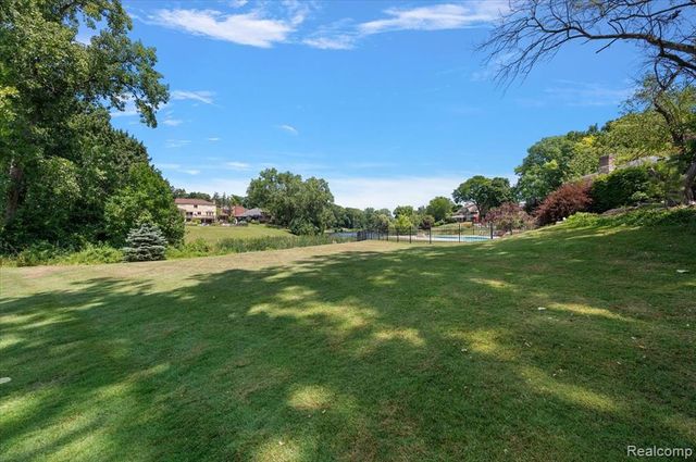 980 Sandhurst Road, Bloomfield Hills, MI 48302