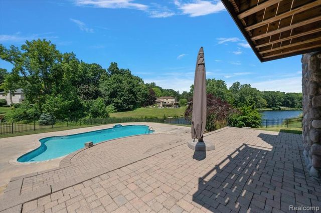980 Sandhurst Road, Bloomfield Hills, MI 48302
