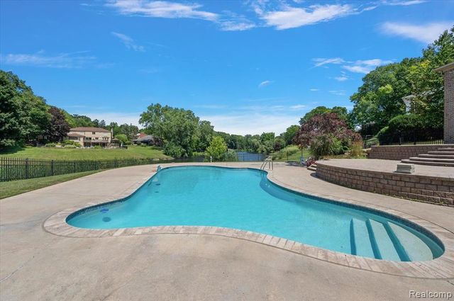980 Sandhurst Road, Bloomfield Hills, MI 48302