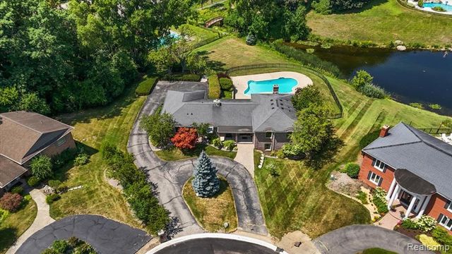 980 Sandhurst Road, Bloomfield Hills, MI 48302