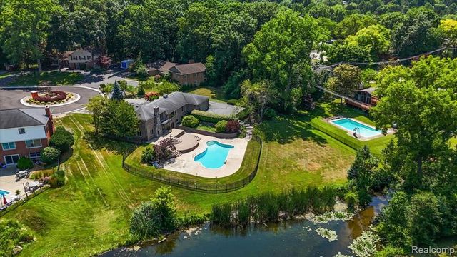 980 Sandhurst Road, Bloomfield Hills, MI 48302
