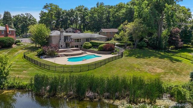 980 Sandhurst Road, Bloomfield Hills, MI 48302