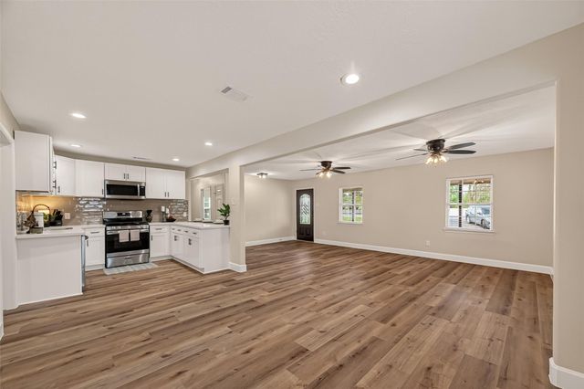 917 S Main Street, Highlands, TX 77562