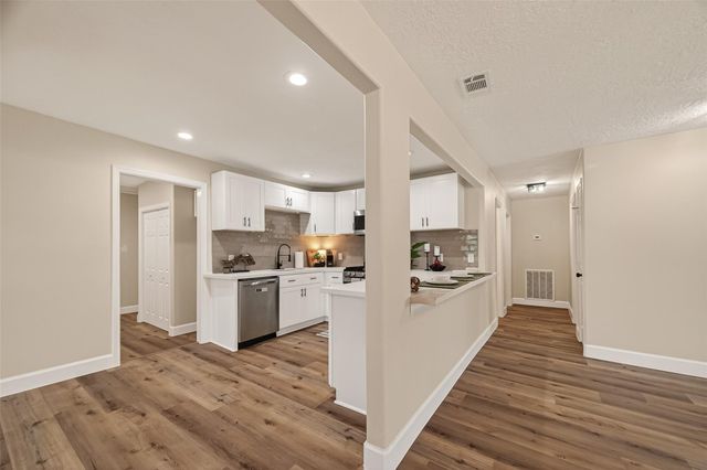 917 S Main Street, Highlands, TX 77562