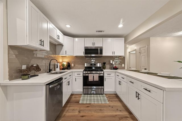 917 S Main Street, Highlands, TX 77562