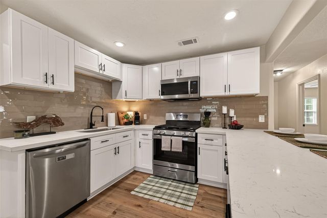 917 S Main Street, Highlands, TX 77562