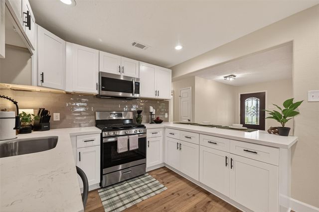 917 S Main Street, Highlands, TX 77562