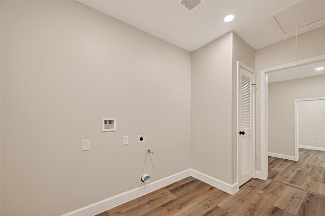 917 S Main Street, Highlands, TX 77562