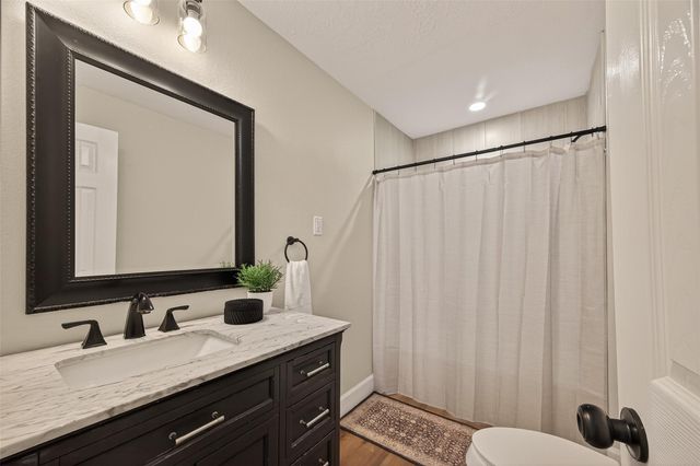 917 S Main Street, Highlands, TX 77562