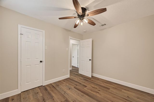 917 S Main Street, Highlands, TX 77562