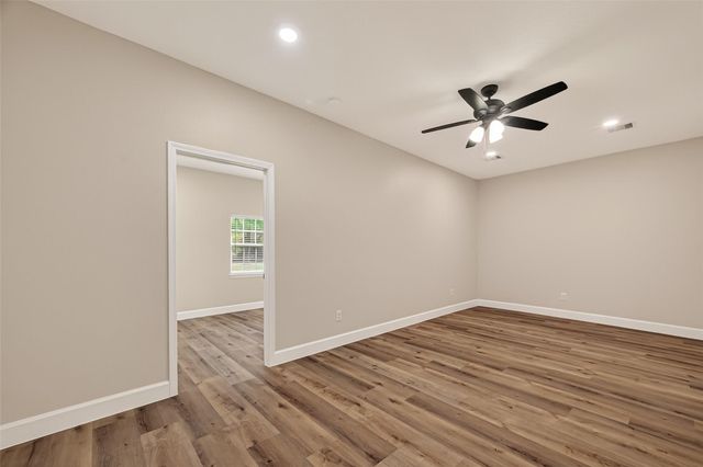 917 S Main Street, Highlands, TX 77562