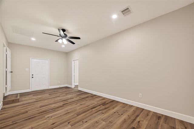 917 S Main Street, Highlands, TX 77562