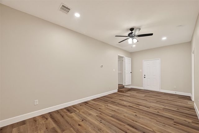 917 S Main Street, Highlands, TX 77562