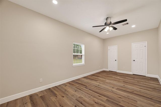 917 S Main Street, Highlands, TX 77562