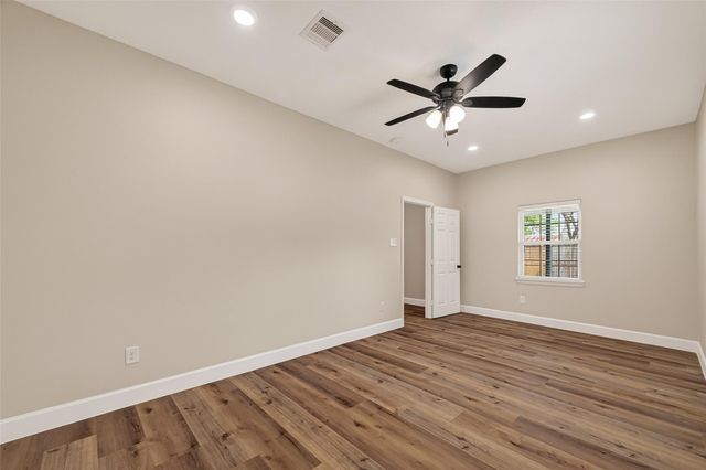 917 S Main Street, Highlands, TX 77562