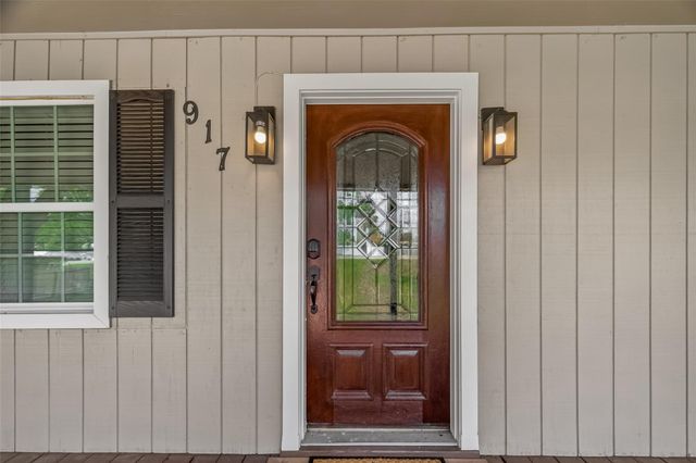 917 S Main Street, Highlands, TX 77562